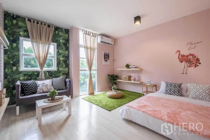 独立式住宅 出租在Khlong Toei, Bangkok - 通风的粉色系卧室，大窗、沙发角与地毯。