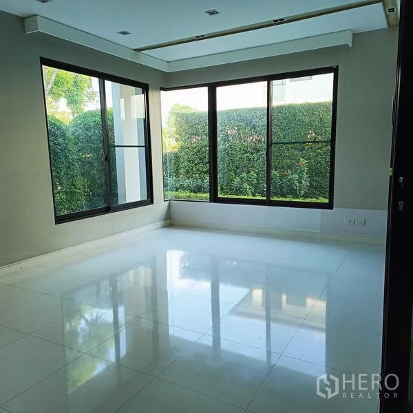 Detached House for rent or sale in Mueang Nonthaburi, Nonthaburi - Corner room with large windows overlooking privacy hedges.