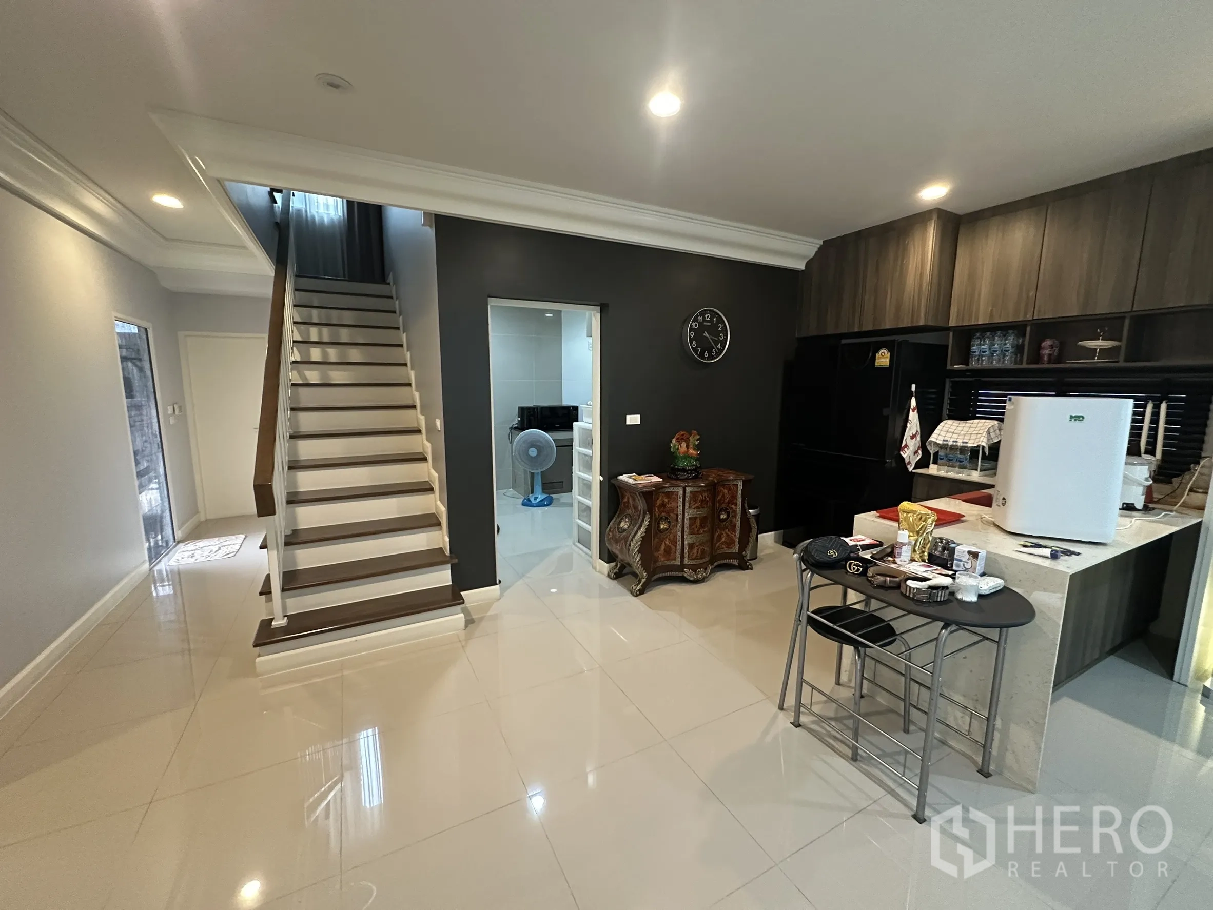 Detached House for rent in Lam Luk Ka, Pathum Thani - Stair hall and pantry next to door to wet kitchen.