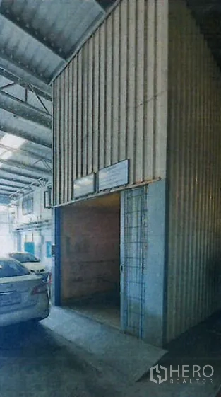Factory for rent in Yan Nawa, Bangkok - Goods elevator shaft within the factory for moving materials to mezzanine levels.