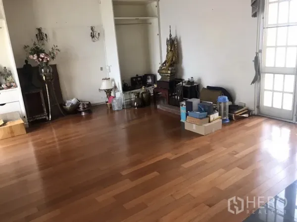 带办公室的家 出租在Khlong Toei, Bangkok - 大型多功能房，木地板，内置柜，与阳台相连