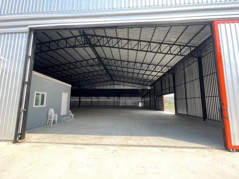 Factory for rent in Mueang Samut Sakhon, Samut Sakhon - Wide entry into the factory revealing an internal office suite and high roof structure.