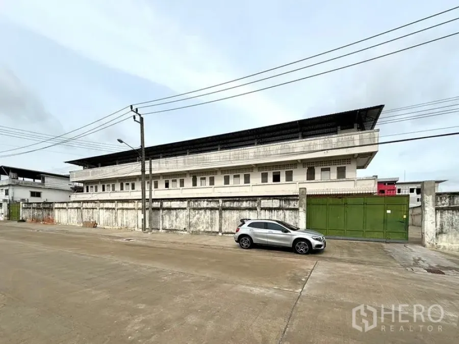 货栈 出租在Bang Khun Thian, Bangkok - 沿静谧工业街延伸的仓库外立面。