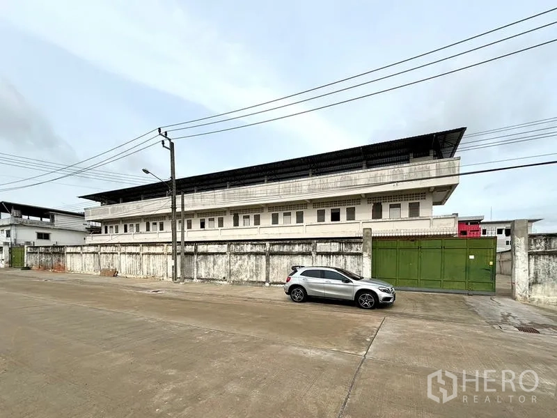 货栈 出租在Bang Khun Thian, Bangkok - 沿静谧工业街延伸的仓库外立面。