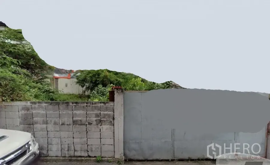地 出租在Huai Khwang, Bangkok - 曼谷Huai Khwang区一块空置土地，混凝土围墙与金属大门，内有茂密绿植。