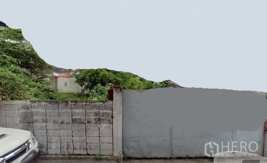 地 出租在Huai Khwang, Bangkok - 曼谷Huai Khwang区一块空置土地，混凝土围墙与金属大门，内有茂密绿植。
