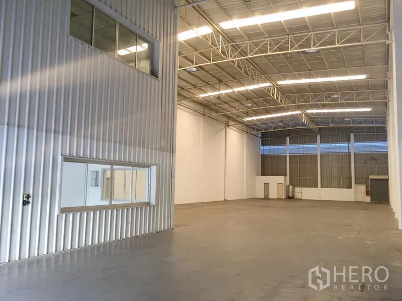 Factory for rent in Khlong Luang, Pathum Thani - Bright high-bay factory interior with steel truss roof, polished concrete floor and internal office windows in Khlong Luang.
