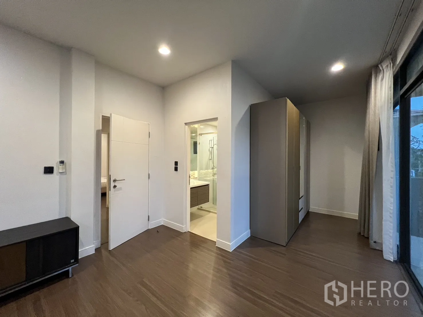 Detached House for rent or sale in Bang Kapi, Bangkok - En-suite bathroom with glass shower and modern vanity.
