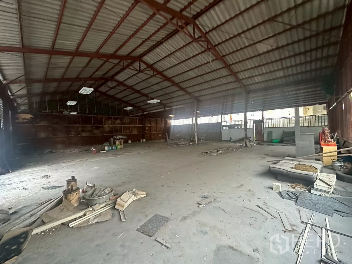 Warehouse for rent or sale in Yan Nawa, Bangkok - Spacious open-plan hall with high gabled roof and overhead lighting across the span.