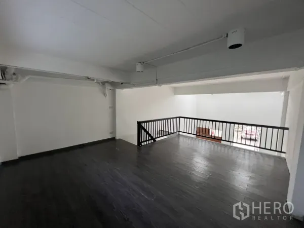 Retail Space for rent in Watthana, Bangkok - Spacious mezzanine platform with open balustrade and white walls for flexible use.
