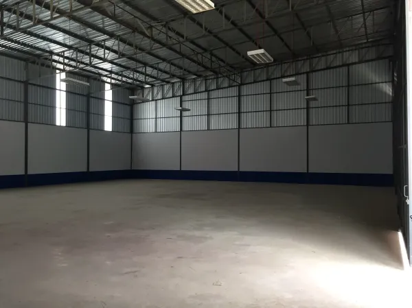 货栈 出租在Lam Luk Ka, Pathum Thani - 无柱大开间仓库，天窗与通风百叶、工业照明，适合仓储或轻生产。