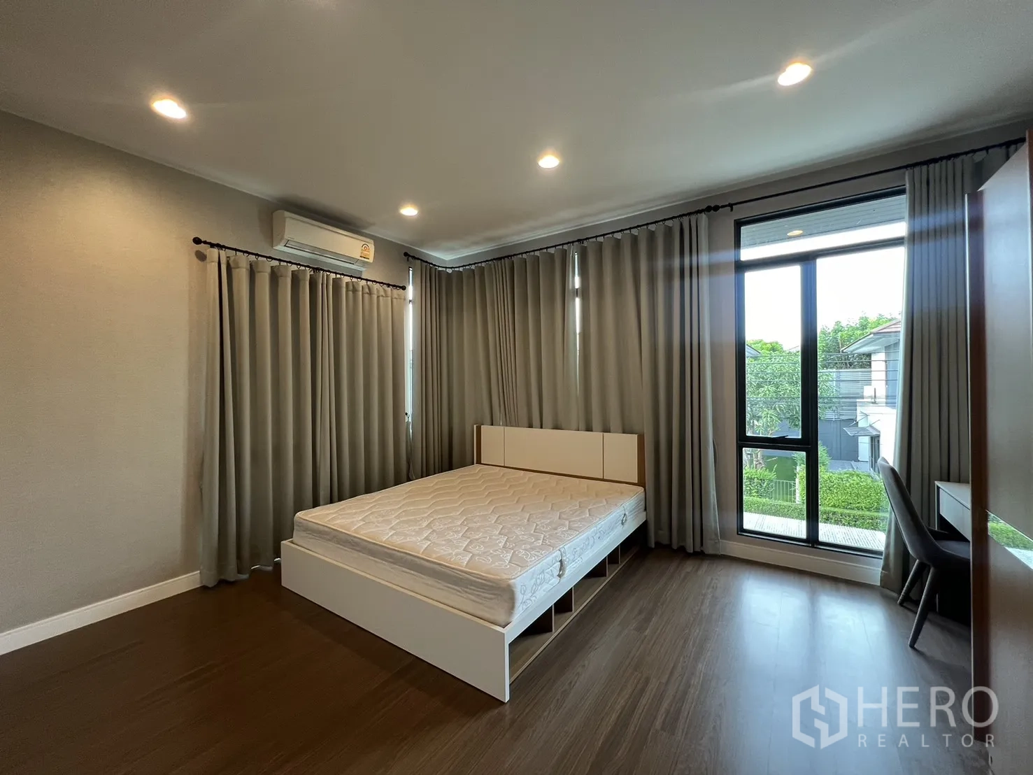 Detached House for rent in Bang Kapi, Bangkok - Second bedroom with wardrobe and door to the hall.