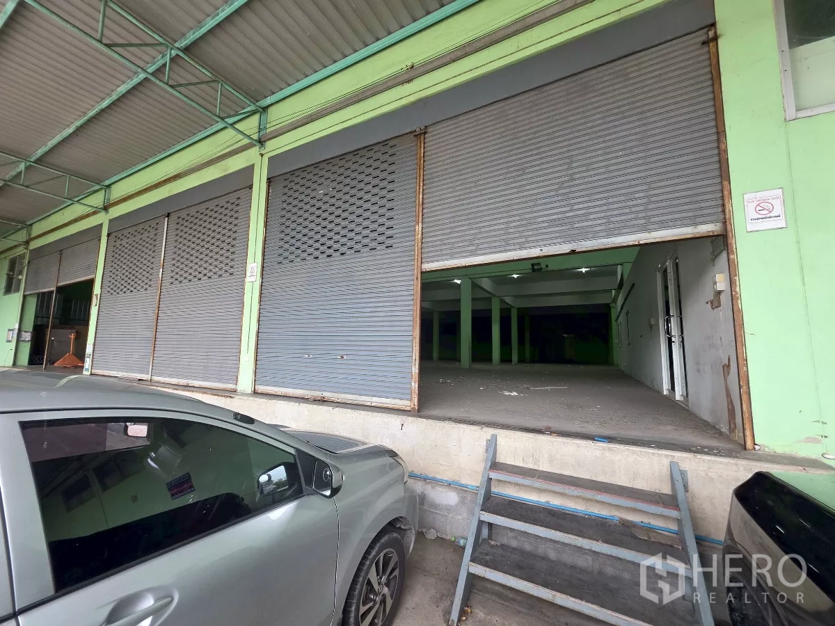 货栈 出租在Bang Khun Thian, Bangkok - 码头式装卸平台，多个卷帘门与雨棚，可供卡车装卸