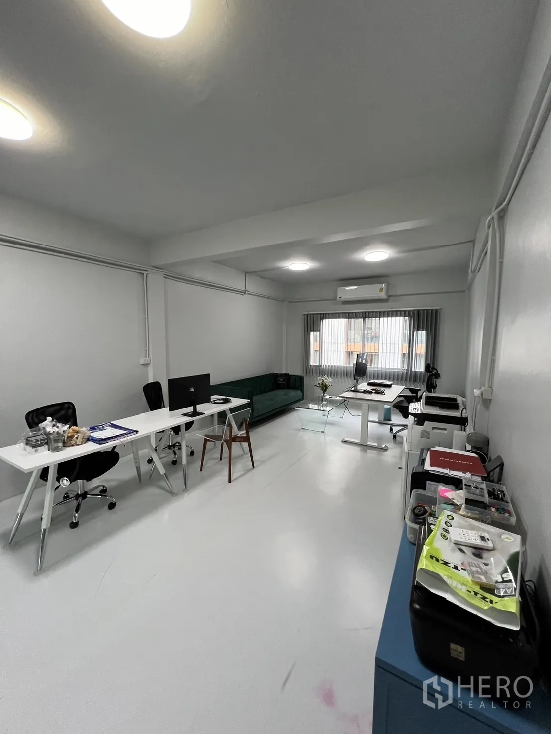 Shophouse for rent or sale in Watthana, Bangkok - Long open-plan office with workstations, printers and air-conditioning.