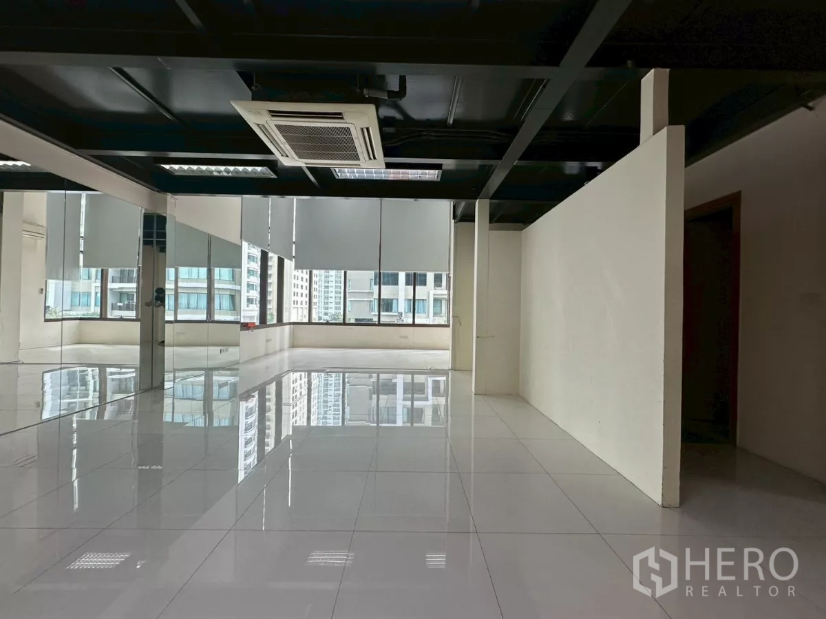 Office Space for rent in Khlong Toei, Bangkok - Open room with cassette air conditioner, mirror panels and blackout blinds.