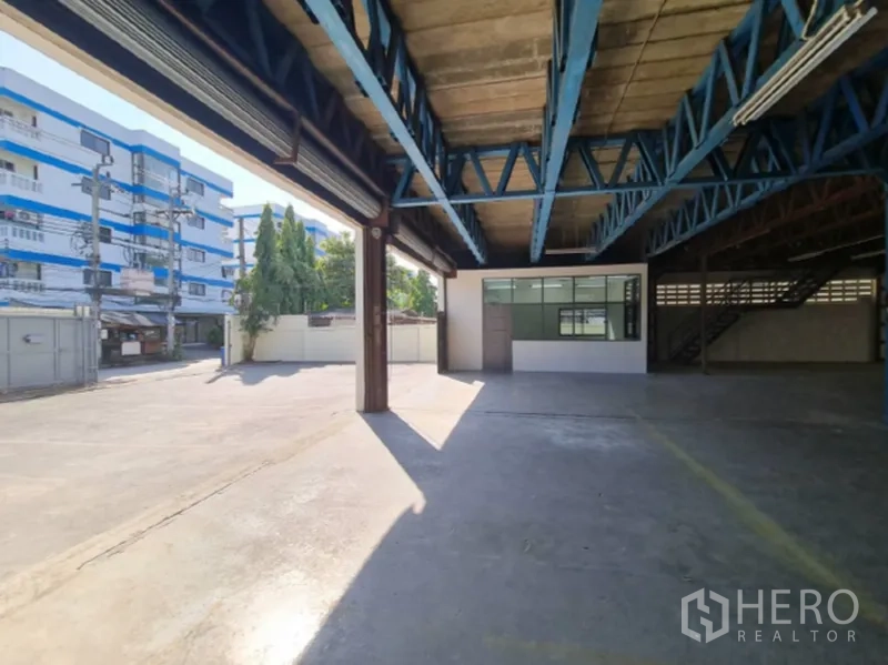 货栈 出租在Khlong Toei, Bangkok - 有顶装卸区，蓝色梁架与玻璃办公室