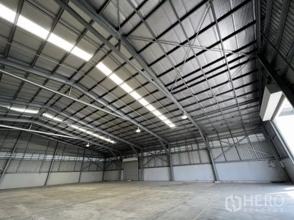 货栈 出租在Sai Mai, Bangkok - 金属屋顶细节，配采光带、通风帽与钢桁架结构。