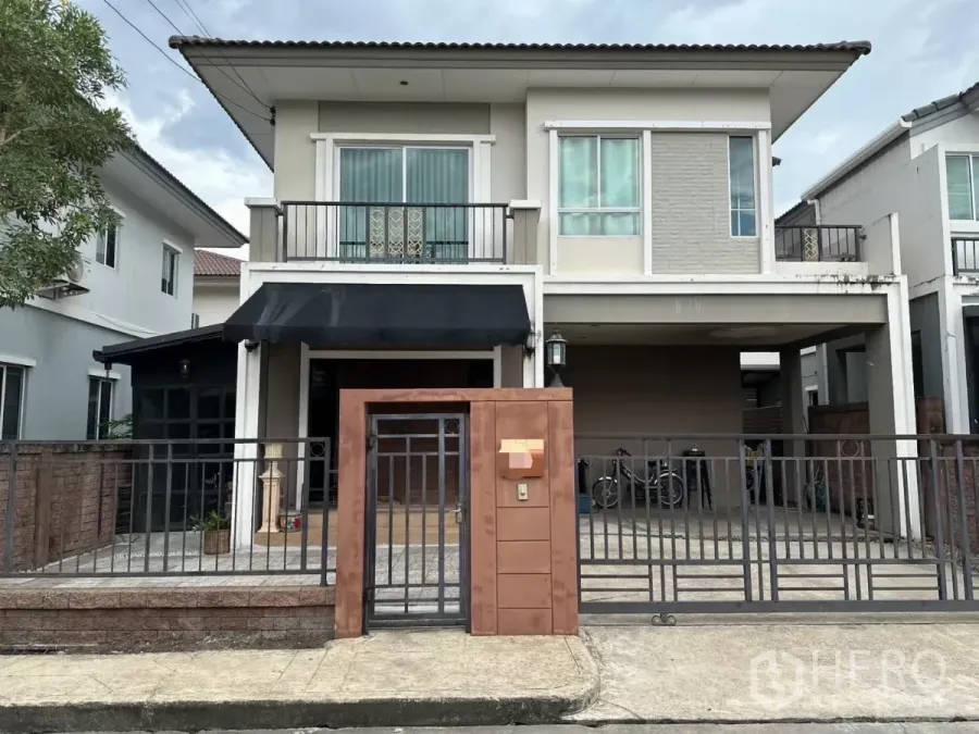 Detached House for rent in Suan Luang, Bangkok - Two-storey detached house with gated fence, carport and balcony in a quiet Suan Luang estate.
