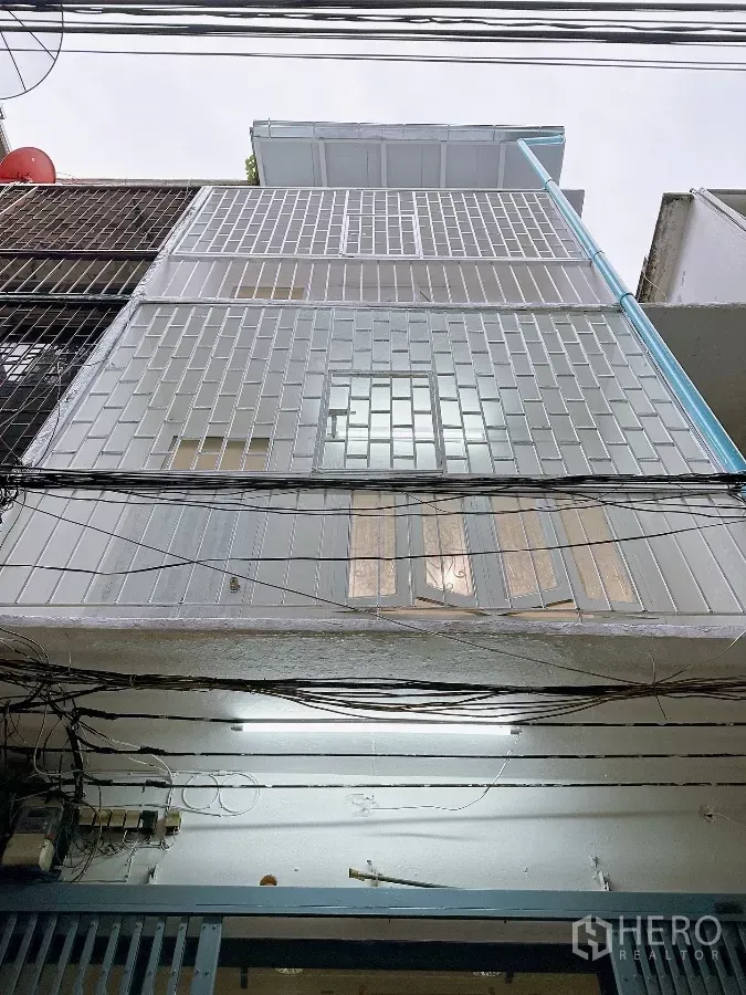 Featured image for For rent Shophouse 160 sqm in Si Lom, Bang Rak, Bangkok BTS Surasak