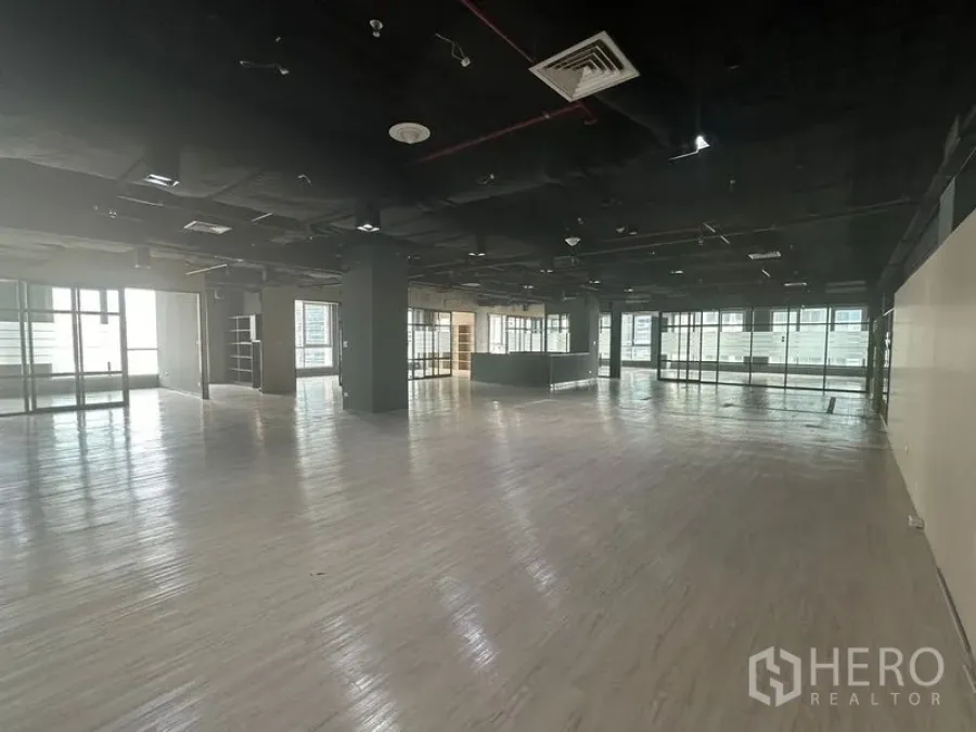办公空间 出租在Bang Rak, Bangkok - 通透开放平面，周边采光充足的办公大厅