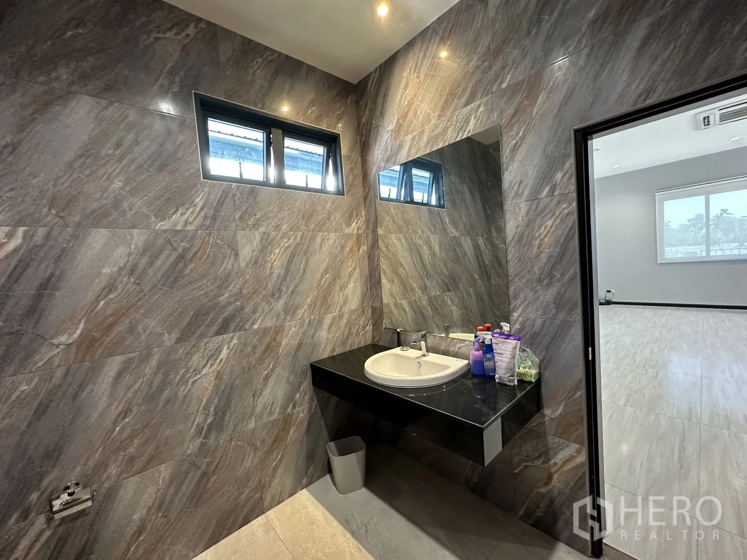 Factory for sale in Lam Luk Ka, Pathum Thani - Restroom with large mirror and counter basin off the office area.