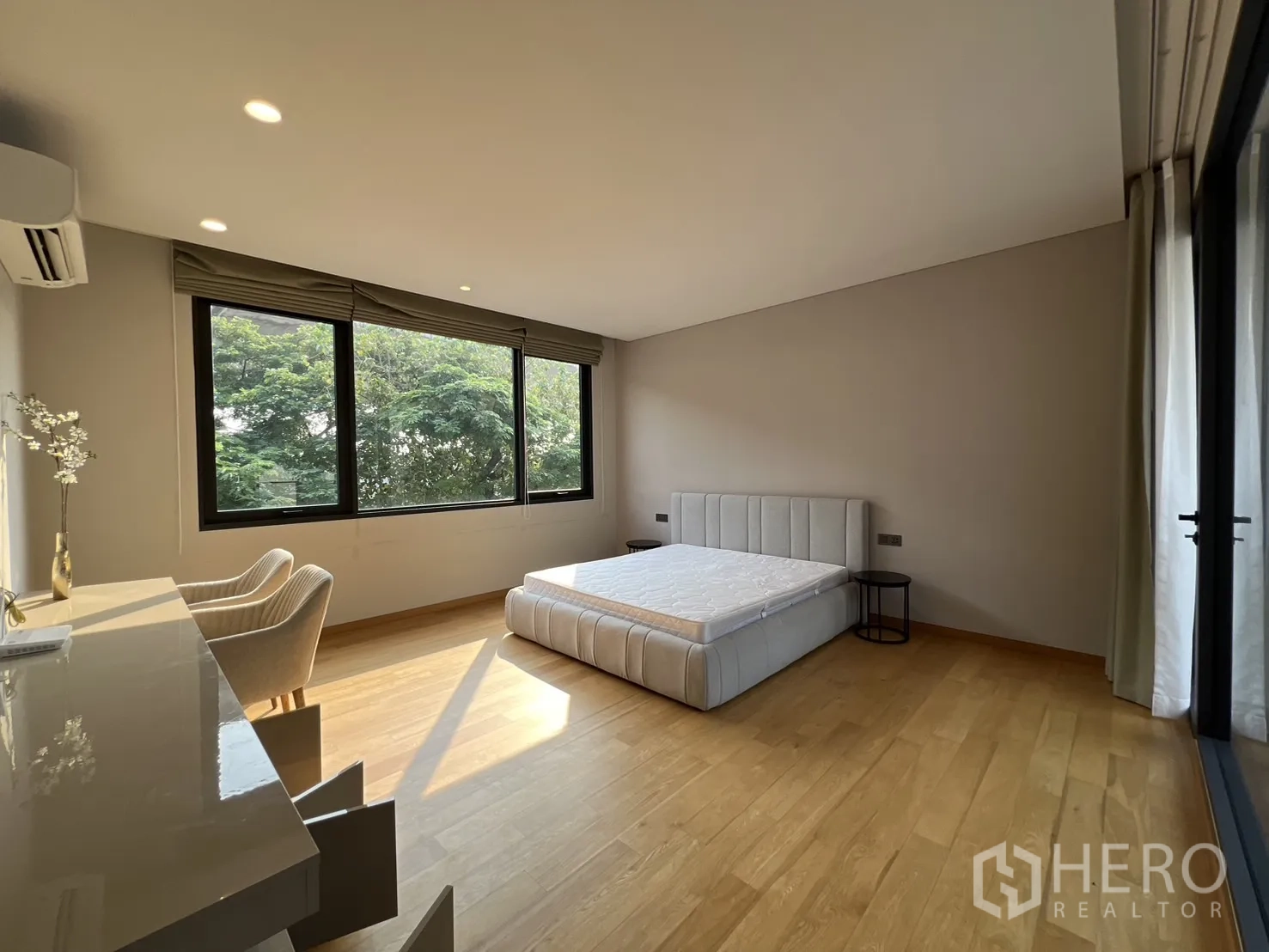 独立式住宅 出租在Suan Luang, Bangkok - 大卧室带书桌，宽窗望绿景