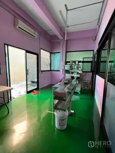 工厂 出售在Wang Thonglang, Bangkok - 洁净生产间，绿色环氧地坪，配不锈钢输送设备。