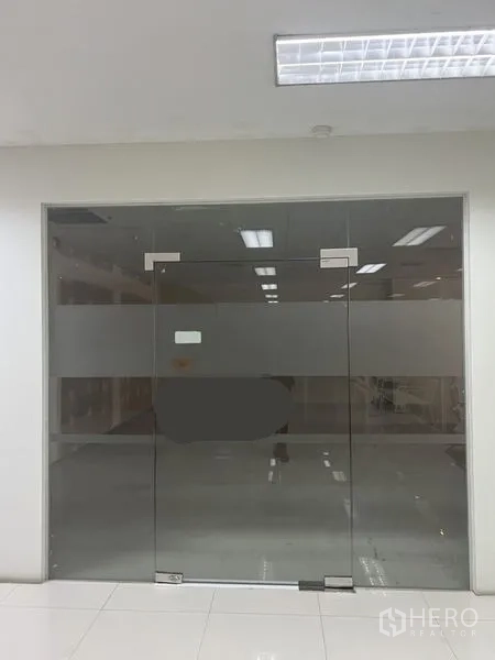 Retail Space for rent in Bang Rak, Bangkok - Glass double-door shopfront with frosted band, bright ceiling lights and tiled corridor.