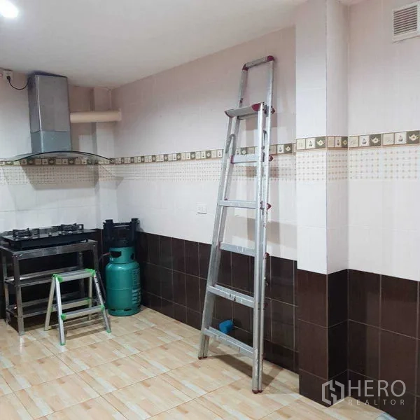 带办公室的家 出租在Watthana, Bangkok - 泰式厨房，燃气灶与抽油烟机，瓷砖墙面