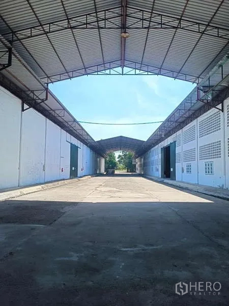 Warehouse for rent in Mueang Rayong, Rayong - Drive-through aisle between warehouse buildings with roof cover for loading.