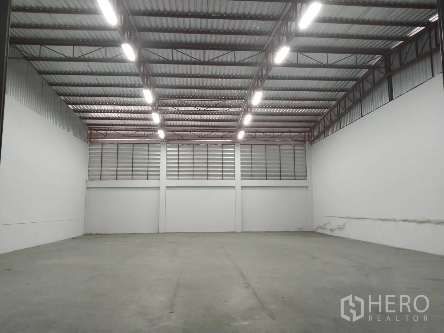 Warehouse for rent in Lat Krabang, Bangkok - Spacious high-ceiling warehouse interior with bright strip LED lighting and smooth concrete floor.