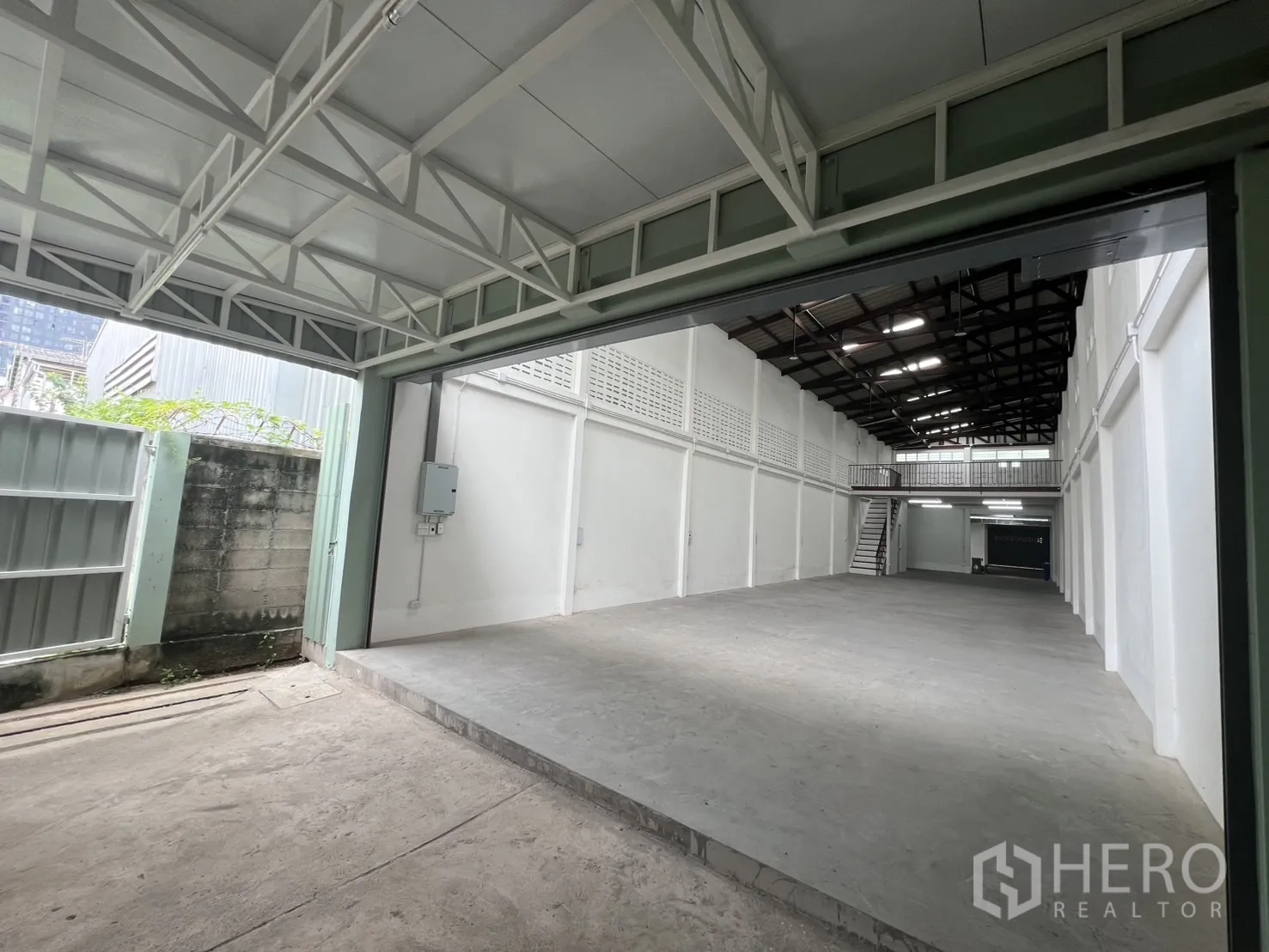 Shophouse for rent in Khlong Toei, Bangkok - Wide entrance opening into deep shophouse hall and mezzanine at rear.