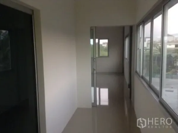 Warehouse for rent in Bang Kapi, Bangkok - Corridor with wide windows connecting office rooms inside the warehouse.