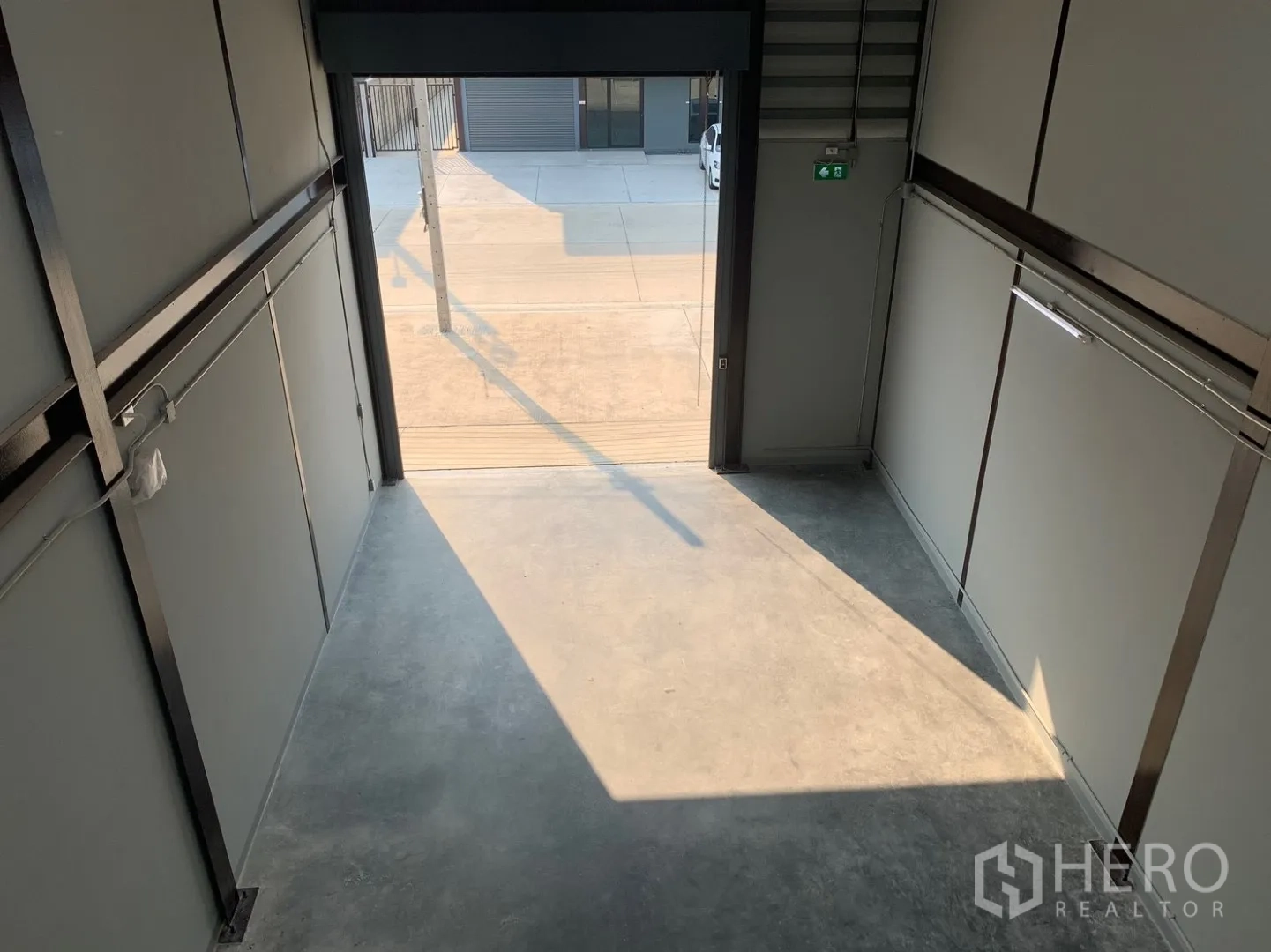 仓库 for rent in Bang Phli, Samut Prakan - 从装卸区内侧望向卷闸门与外部车道。