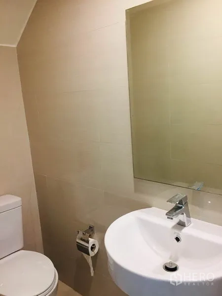Home Office for rent in Wang Thonglang, Bangkok - Bathroom with beige tiles, round basin, mirror and modern toilet.