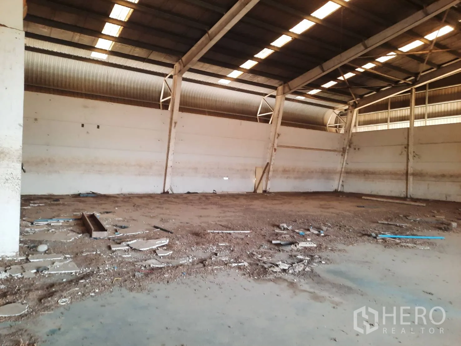 Factory for sale in Bang Pa-in, Phra Nakhon Si Ayutthaya - Wide open warehouse bay with high ceilings and roof skylight strips.