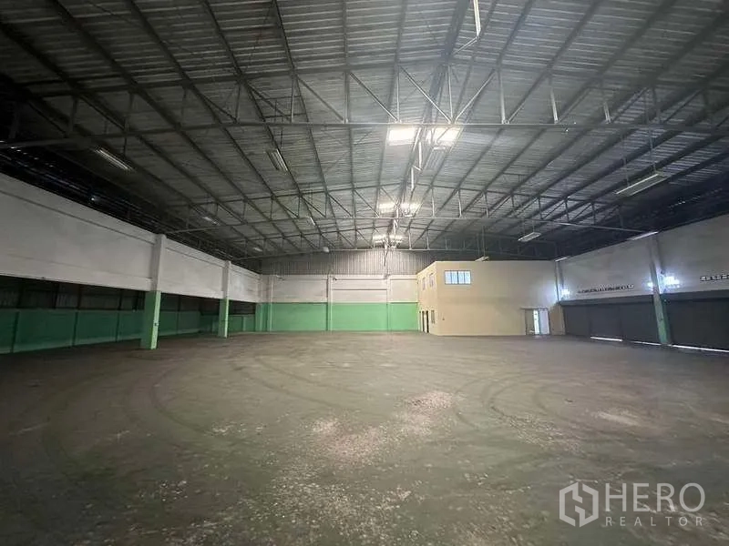 โรงงาน ให้เช่าในNonthaburi - พื้นที่คลังสินค้าขนาดใหญ่ มีสกายไลต์และบล็อกสำนักงานสองชั้นภายใน.