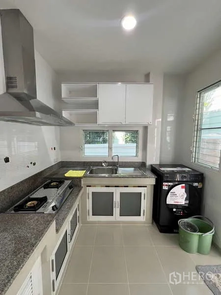 Detached House for rent in Bang Kapi, Bangkok - Separate Thai kitchen with granite counters, stove, sink and windows.