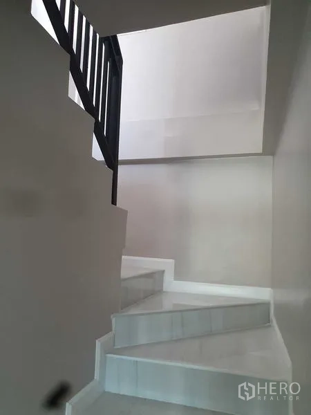 Home Office for rent in Suan Luang, Bangkok - Staircase with white steps and a black handrail.