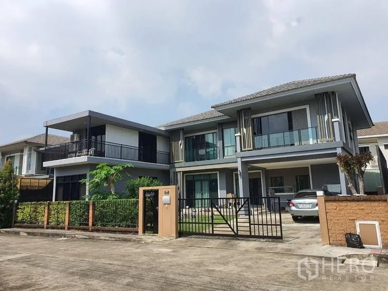 独立式住宅 出售在Suan Luang, Bangkok - 曼谷社区内的现代两层独栋别墅，带入户围栏、车棚与玻璃阳台。