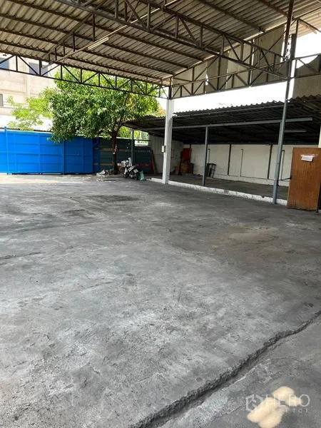货栈 出租在Khlong Toei, Bangkok - 带顶装卸院场，钢结构桁架与大面积硬化地面。