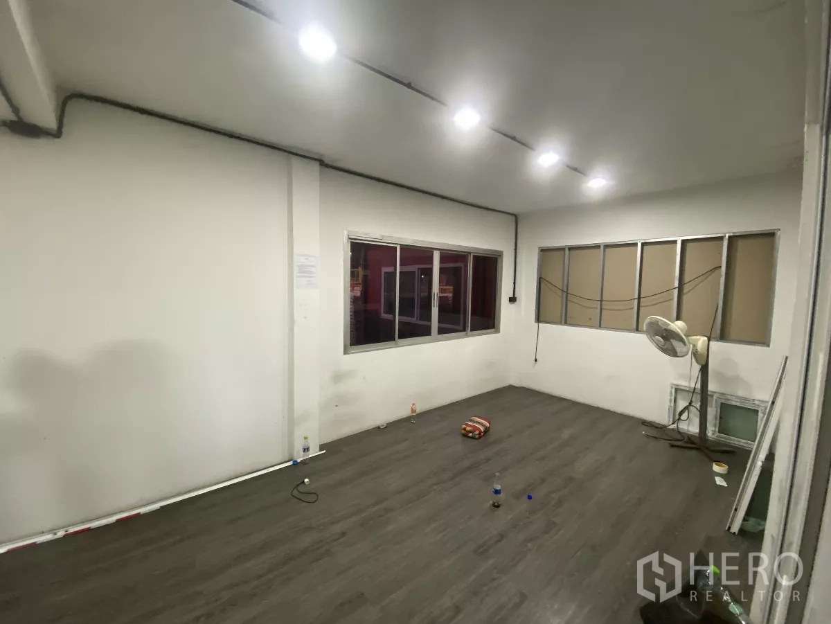 Factory for rent in Mueang Nakhon Pathom, Nakhon Pathom - Small office space with white walls, ceiling lights, and wood-look flooring.