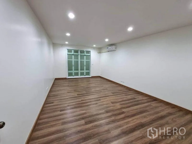 Shophouse for rent in Bang Rak, Bangkok - Long rectangular room with wood flooring, built-in lighting and rear glass doors, ideal for office use.