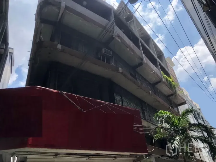 อาคารพาณิชย์ ให้เช่าในKhlong Toei, Bangkok - อาคารพาณิชย์หลายชั้นด้านนอก ตั้งอยู่ในซอยแคบมีระเบียง