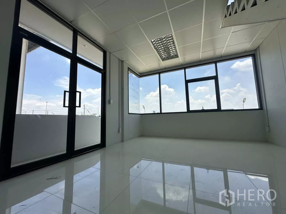 Warehouse for rent in Wang Noi, Phra Nakhon Si Ayutthaya - Bright corner office with large windows and balcony-style sliding doors.