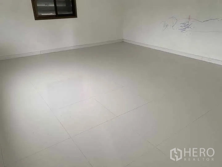 Factory for rent or sale in Bang Yai, Nonthaburi - Empty tiled room suitable for office or meeting space.
