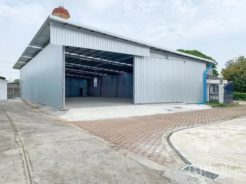 货栈 出租在Mueang Pathum Thani, Pathum Thani - 仓库正面，超宽开口与混凝土装卸平台。