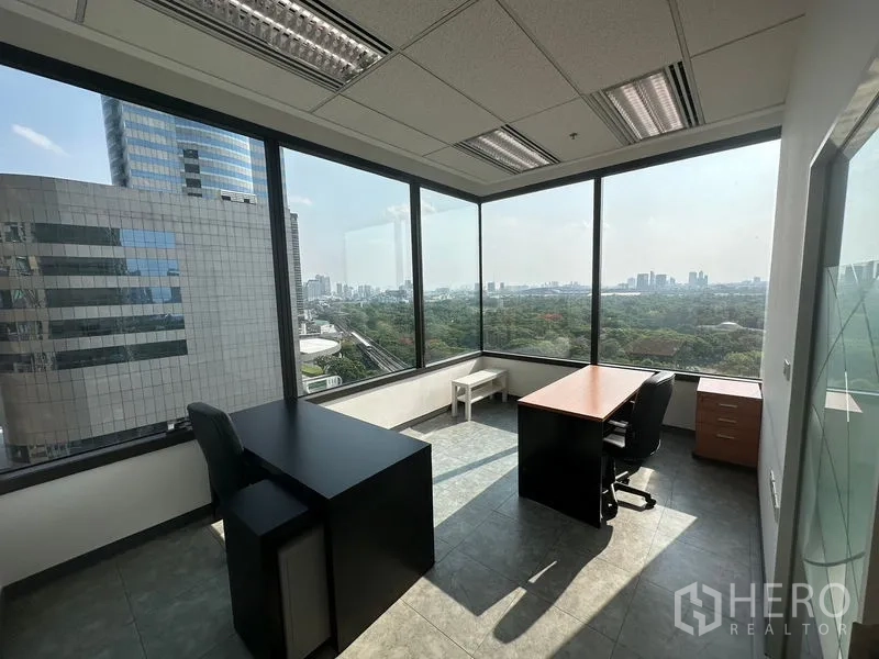 สำนักงาน ให้เช่าในChatuchak, Bangkok - ห้องทำงานมุมกระจกชั้นสูง มองเห็นวิวสวนและเมืองจตุจักร