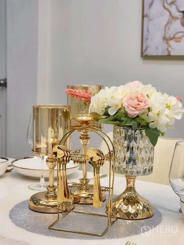 Detached House for rent in Huai Khwang, Bangkok - Close-up of dining table decor with gold accents and flowers.