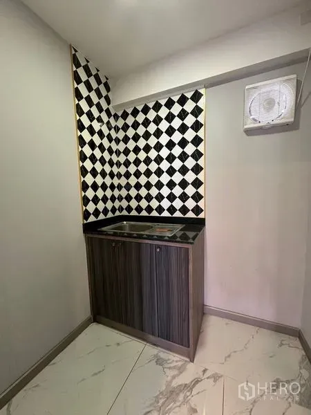 Retail Space for rent in Bang Na, Bangkok - Compact pantry with sink, cabinet and black-and-white checkered backsplash for staff use.